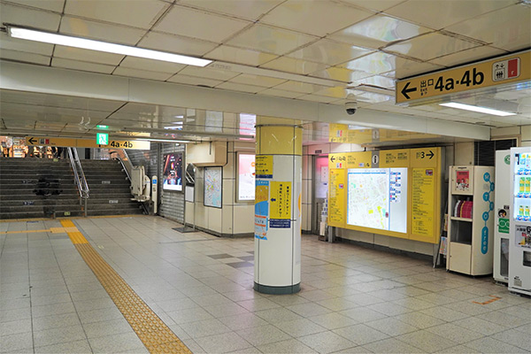 神谷町駅「虎ノ門方面改札」を出て、左方向（4a・4b出口方向）に進みます。