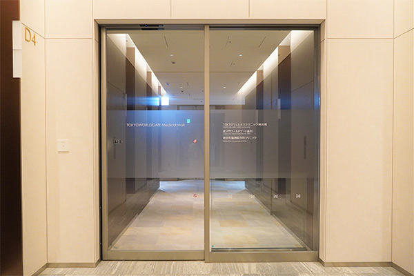そのままエレベーターホールを進むと、メディカルモール入口の自動ドアがあります。